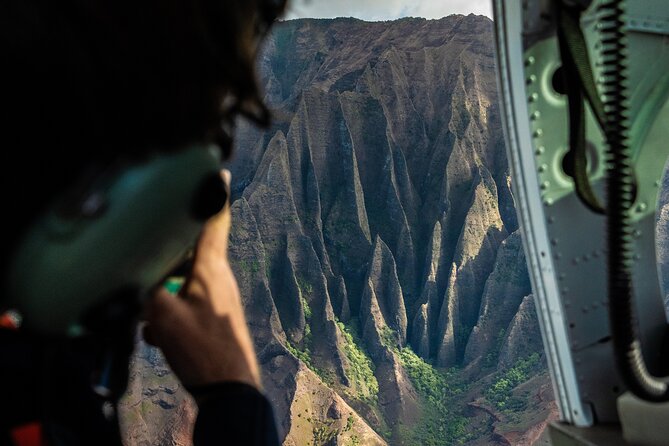 KAUAI LUXURY 60-Minute Doors-Off Helicopter ADVENTURE - The hour-long route: the island’s top sights in a logical loop