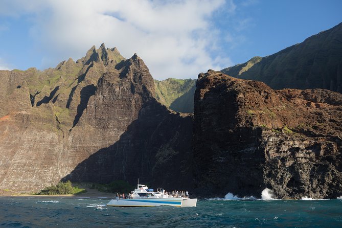 Kauai: Na Pali Sunset & Sightsee Boat Tour - Sunset magic: how dinner and the sea light up together